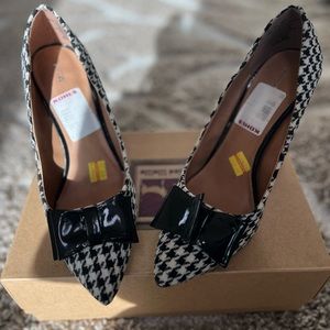 Gee WaWa MGM Silver 8.5 Size Heels Slightly Worn, Original Price 59.99